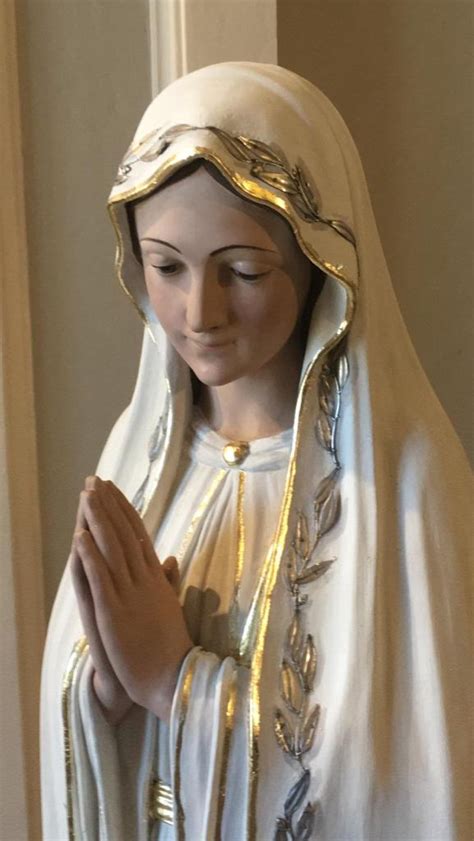 Foto della statua della Madonna di Fatima durante la Peregrinatio Mariae