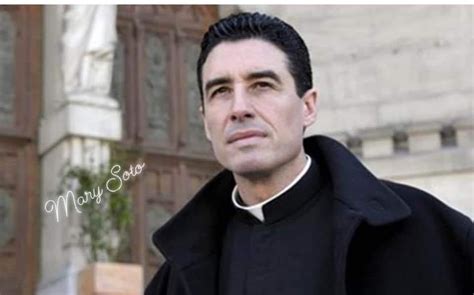 Padre Michel-Marie Zanotti-Sorkine in abito talare in un contesto di vita quotidiana a Marsiglia