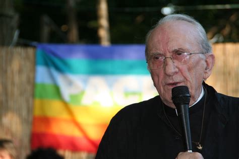 Don Andrea Gallo tra la gente, simbolo di impegno sociale e prossimità