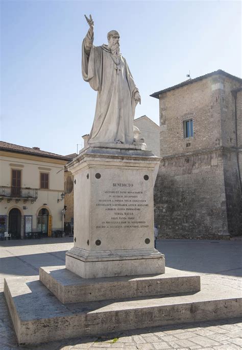 Statua di San Benedetto da Norcia
