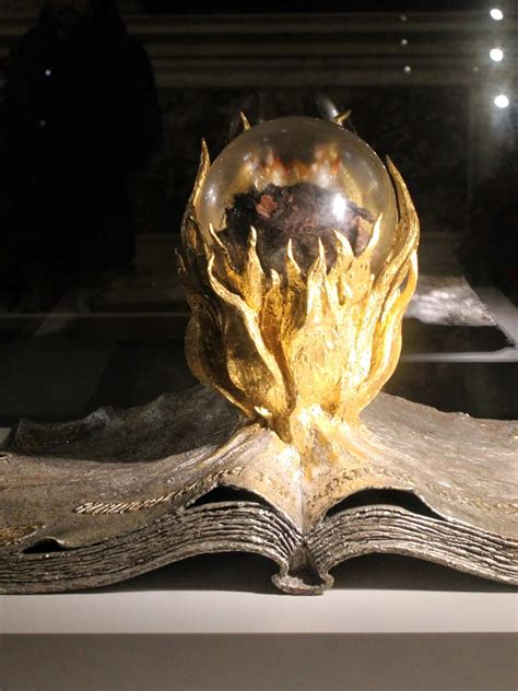 Fotografia d'archivio che mostra l'apertura forzata di un reliquiario sacro da parte delle autorità sovietiche