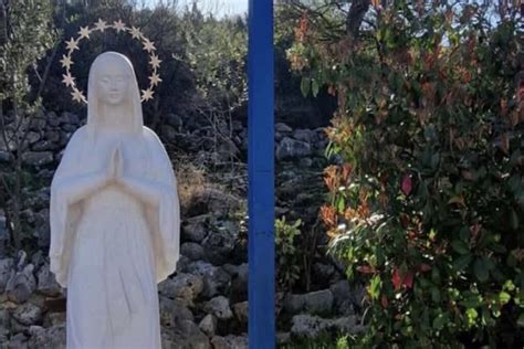 Statua della Madonnina di Medjugorje illuminata da una luce rosata