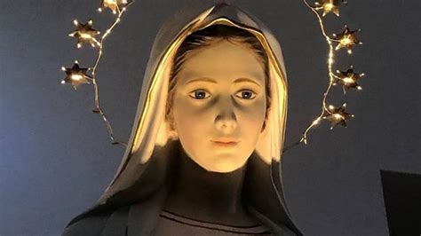Statua della Madonna di Tihaljina in un ambiente di preghiera