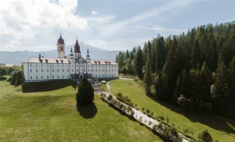 Foto panoramica del Santuario di Pietralba che domina la Val d'Ega