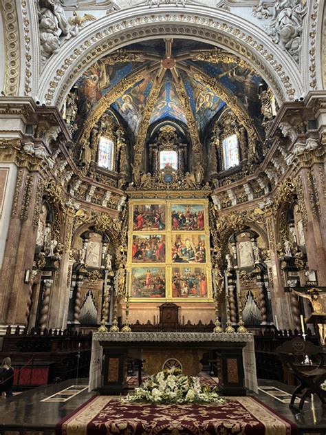 Dettaglio dell'altare maggiore barocco con decorazioni in oro e argento