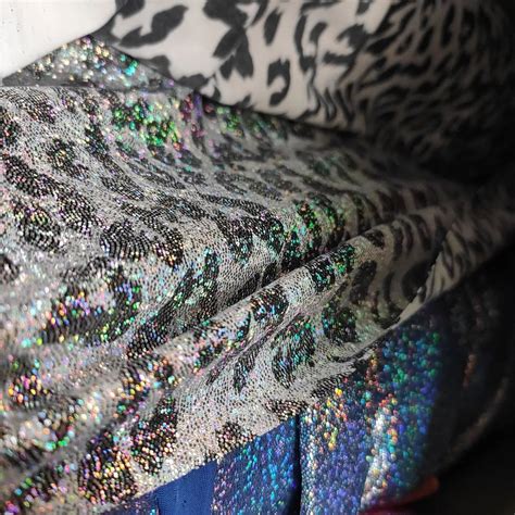 Collage di diverse texture di tessuti utilizzati per abiti da bambina: paillettes, taffetà, tulle, jersey.