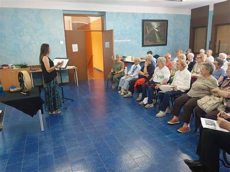 Foto d'archivio di un'assemblea diocesana dell'Azione Cattolica con la partecipazione dei delegati e dell'assistente ecclesiastico.