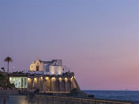 Chiesa del Soccorso di Forio in un contesto panoramico con il mare e il cielo azzurro