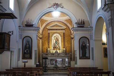 Interno della Chiesa del Soccorso con ex voto marini sul soffitto