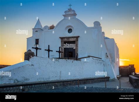Tramonto mozzafiato sulla Chiesa del Soccorso a Forio con il cielo infuocato