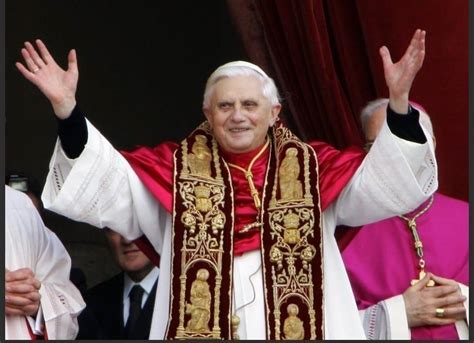 Benedetto XVI legge la sua dichiarazione di rinuncia durante il Concistoro