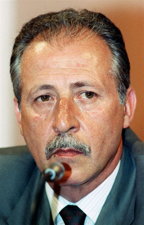 Ritratto di Paolo Borsellino con sfondo simbolico di giustizia o memoria