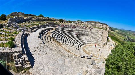 Ricostruzione o foto panoramica del Teatro di Segesta