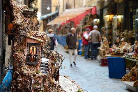 Fotografia panoramica di Via San Gregorio Armeno a Napoli, ricca di botteghe artigiane di presepi