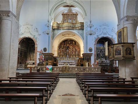 Interno della Chiesa Matrice di San Martino con particolare sulle volte a crociera e l'altare