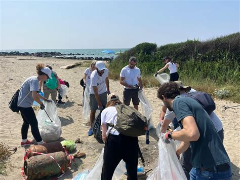 Foto di un gruppo di cittadini e amministratori durante un'attività di pulizia ambientale