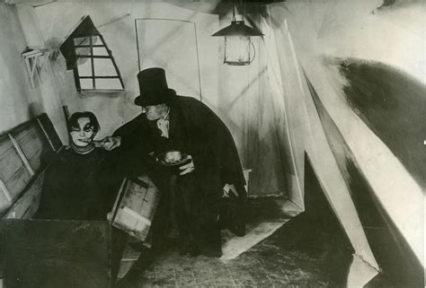 Scena iconica dal film Das Cabinet des Dr. Caligari che illustra l'estetica espressionista