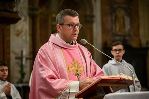 Foto di paramenti liturgici di colore rosa per la Domenica Laetare