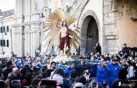 Processione con le statue del Cristo Risorto e della Madonna in una località siciliana