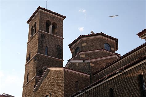 Architettura esterna della Basilica Cattolica di Constanța in stile neo-romanico