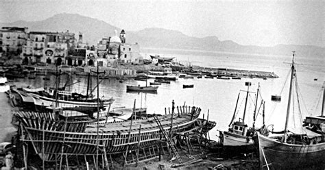 Foto storica di lavoratori in un cantiere navale delle Marche