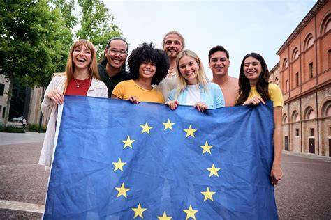 Gruppo di studenti Erasmus+ in attività di socializzazione e scambio culturale