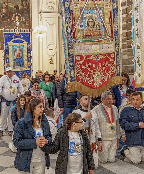 fotografia dei Battenti in processione verso la Madonna dell'Arco