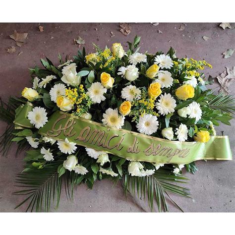 foto tematica di corone floreali o di un veicolo funebre professionale
