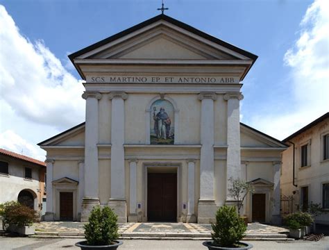 Interno della Chiesa Ss. Martino Vescovo e Antonio Abate a Ferno, con focus sull'altare in marmo e la tela di San Martino