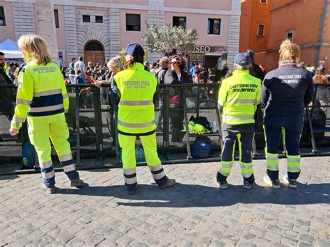 Volontari impegnati nella distribuzione di aiuti nell'ambito del progetto