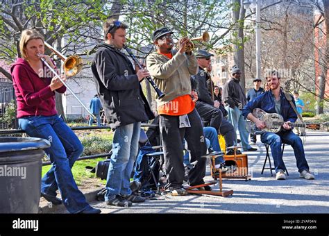Foto della Marilena Band che suona a un evento all'aperto
