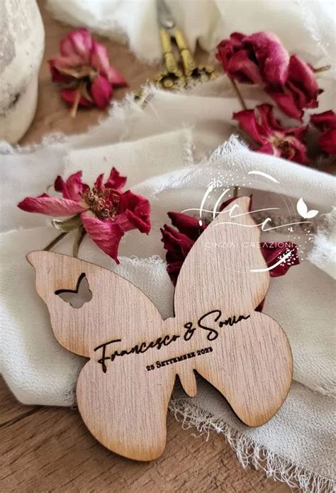Sacchettino segnaposto con magnete in legno a forma di unicorno, disponibile in rosa e celeste
