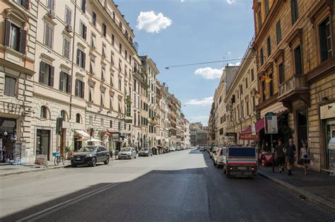 Panoramica di Via Cavour a Roma con vista su edifici storici