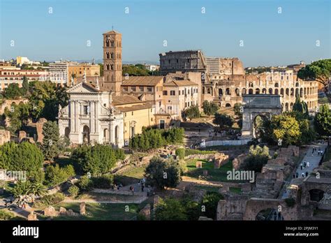 Vista panoramica del Foro Romano con il Colosseo in lontananza