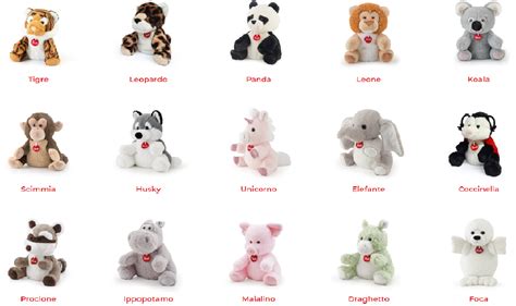 Foto di gruppo di piccoli peluche Trudi disposti come segnaposto eleganti per una cerimonia.