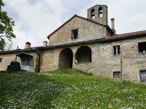 Veduta panoramica dell'Eremo dei Toschi immerso nel contesto boschivo dell'Appennino