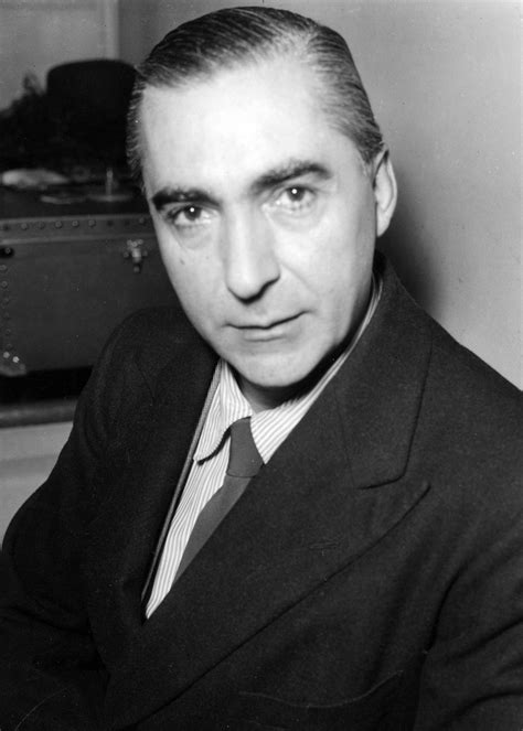 Ritratto fotografico di Curzio Malaparte in compagnia del suo levigato cane Febo, figura centrale della sua autobiografia.