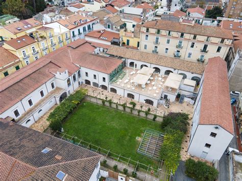 Veduta d'insieme del complesso monumentale di San Biagio inserito nel contesto collinare.