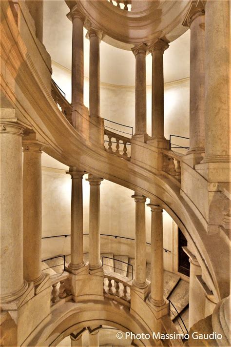 Dettaglio architettonico dello stemma Cerato Loschi e della scala elicoidale interna.