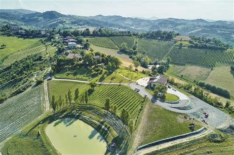Veduta panoramica dell'Azienda Agricola La Margherita, includendo l'area dell'agriristoro e il vivaio circostante