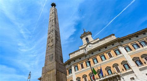 Foto di Piazza Immacolata che mostra la convivenza tra l'area sacra della chiesa e la nuova segnaletica orizzontale.