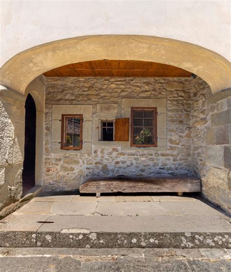 Foto dell'esterno e dell'interno della Cella di San Romualdo, esempio di architettura monastica a chiocciola