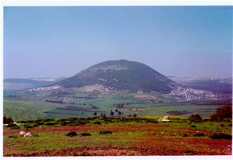 Vista panoramica del Monte Tabor, che si erge isolato sulla pianura circostante.