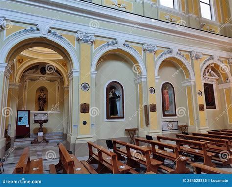 Dettaglio dell'arredo sacro e degli altari laterali della chiesa