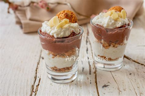 Foto artistica di un dessert al cucchiaio guarnito con foglie di basilico fresco e decorazioni al cioccolato