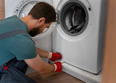 Tecnico specializzato che ripara una lavatrice Whirlpool