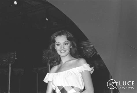 Maria Rosaria Omaggio sul palco durante una rappresentazione teatrale