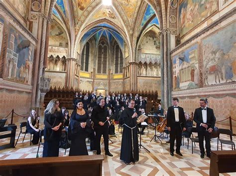 Interno di una cattedrale, ideale per musica corale sacra