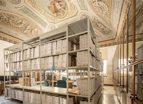 Archivio storico con documenti parlamentari e antichi profili biografici