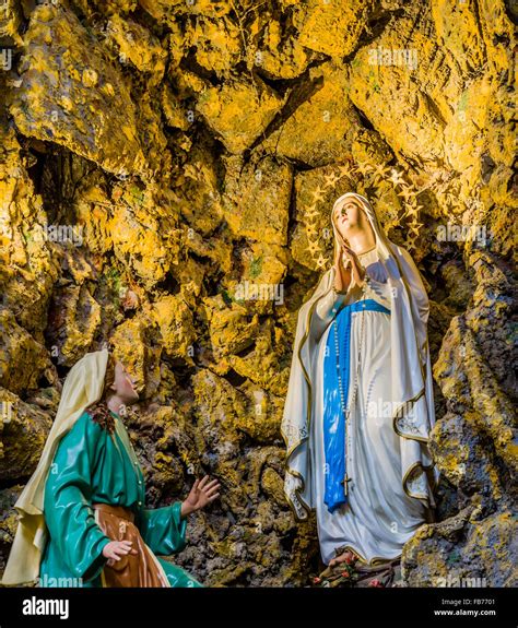 Foto della Grotta delle Apparizioni a Lourdes
